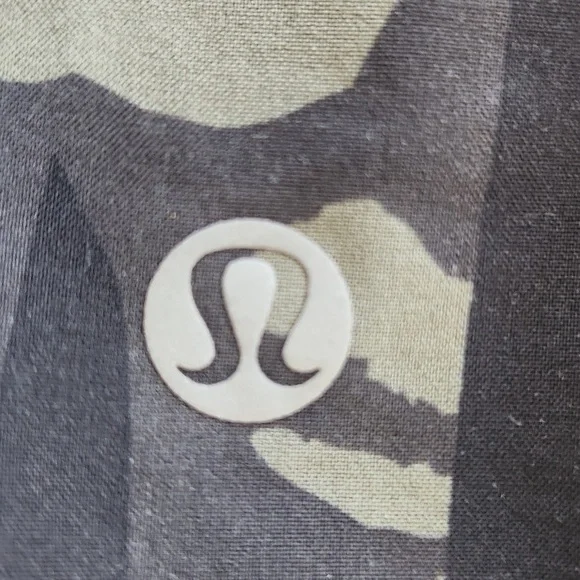 Lululemon Camo Shorts Size 6 - Picture 6 of 6